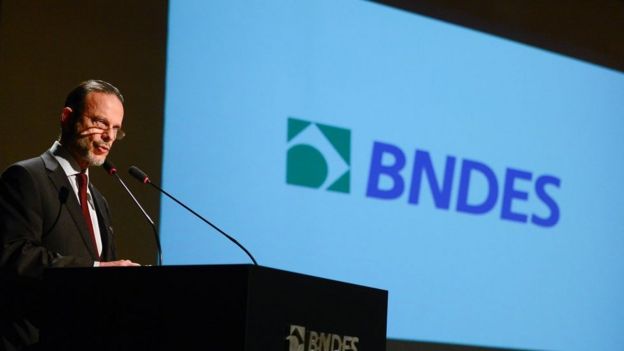 O ex-presidente do BNDES, Luciano Coutinho, discursa durante posse da nova presidente, Maria Silvia Bastos Marques