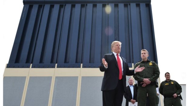Trump ao lado de possÃ­vel protÃ³tipo de muro para a fronteira