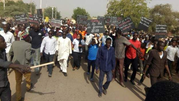 வரி உயர்வு: நைஜரில் வெடித்தது போராட்டம்