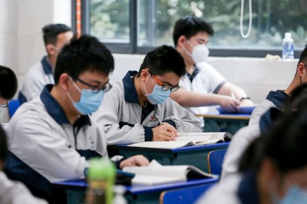 Estudiantes en clase en Wuhan, China, el 6 de mayo de 2020.