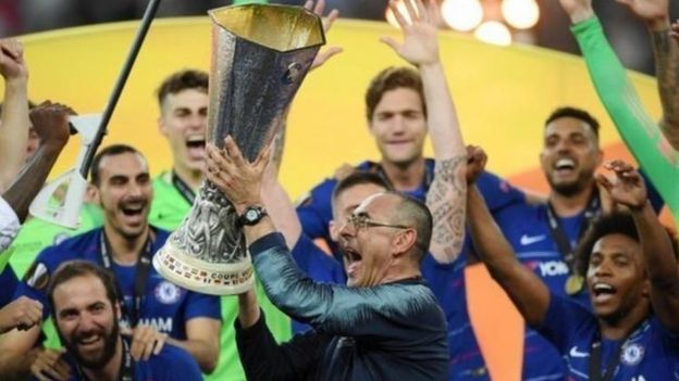 Mkufunzi wa maurizio sarri wa Chelsea akilibaba kombal Uefa