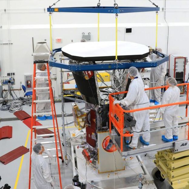 Ingenieros colocando el escudo protector sobre la sonda solar Parker