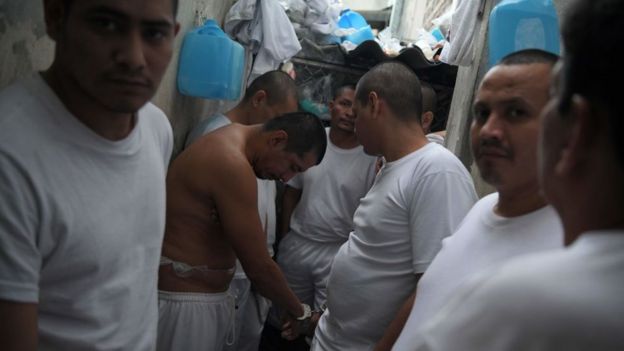 Miembros de pandillas en una cárcel de El Salvador