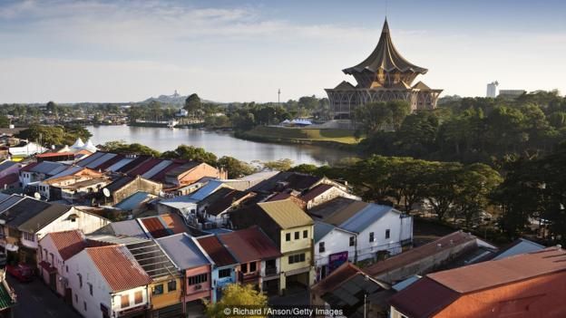 Trên bờ Sông Sarawak, Kuching là quê hương của người Mã Lai, người Trung Quốc, người Ấn Độ và người bộ tộc địa phương.