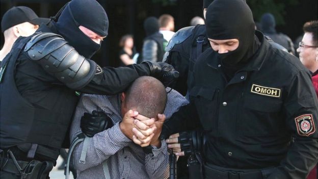 Policía especial de Bielorrusia arrestando a un manifestante.