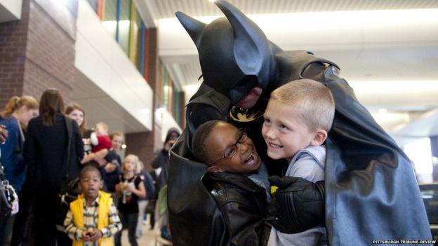 Batman impersonator Leonard Robinson dies in car accident - BBC News