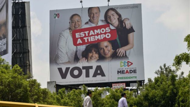 Los candidatos rezagados quieren ganarse el voto volátil en las elecciones mexicanas.