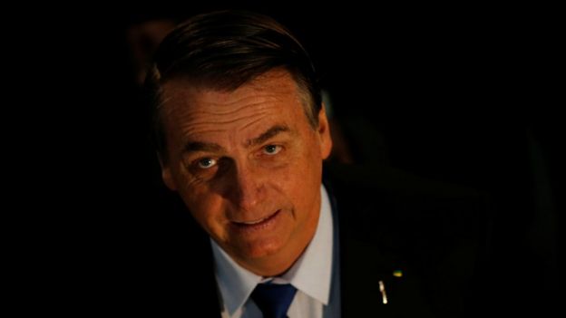 Bolsonaro aparece sorrindo em foto clicada de cima