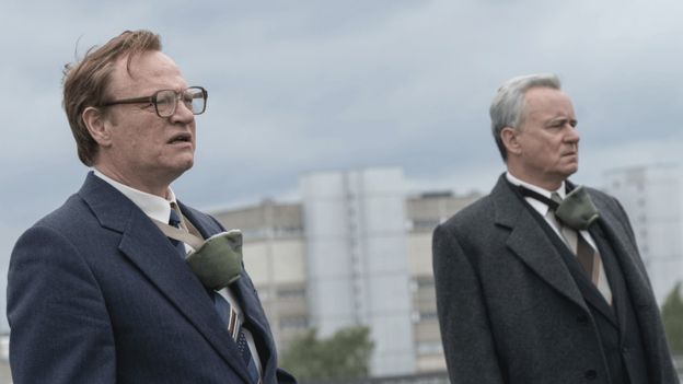 Jared Harris (solda) Sovyet fizikçisini ve Stellan Skarsgård üst düzey bir hükümet yetkilisini canlandırıyor