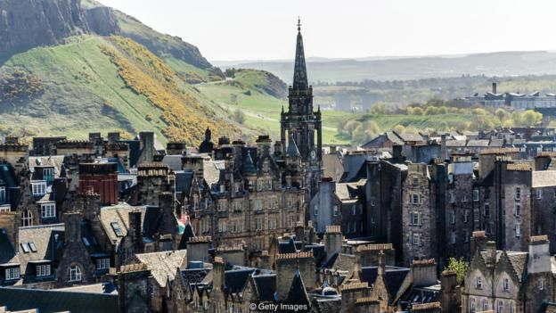 Những sắc lệnh của thành phố Edinburgh cấm việc xây dựng những nhà mới mà chúng làm hỏng cảnh quan kiến trúc hình tượng kiểu Gothic