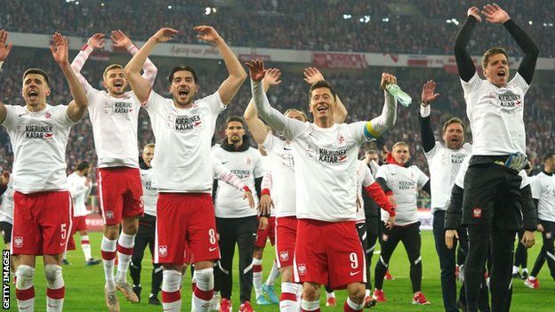 Poland players celebrate reaching Qatar