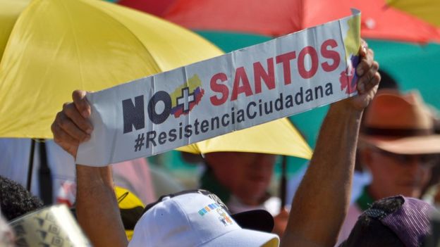 Simpatizantes de la oposición al proceso de paz muestran pancartas con el No