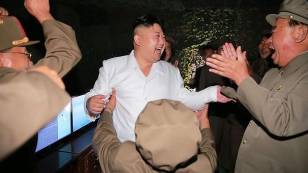 ராணுவ அதிகாரிகளுடன் வடகொரிய தலைவர்