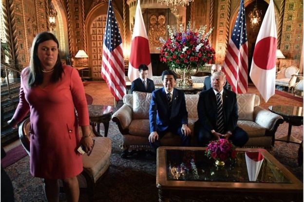 Thư ký Nhà Trắng Sarah Sanders là người đứng ra tổ chức cuộc gặp giữa ông Trump và Abe