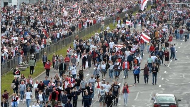 周日（9月13日）在白俄罗斯首都明斯克总统官邸外10万民众举行了示威抗议