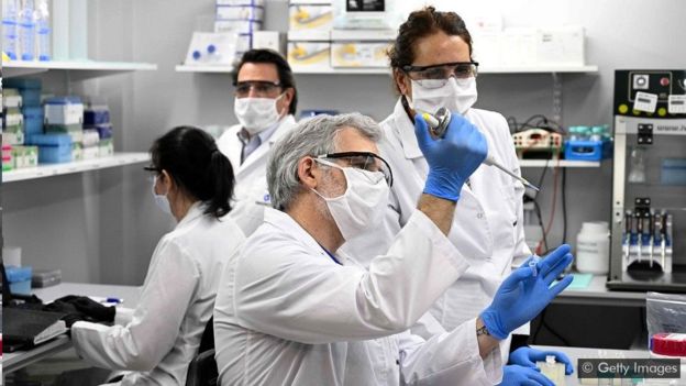 Técnicos pesquisam a covid-19 em um laboratório em Buenos Aires, na Argentina