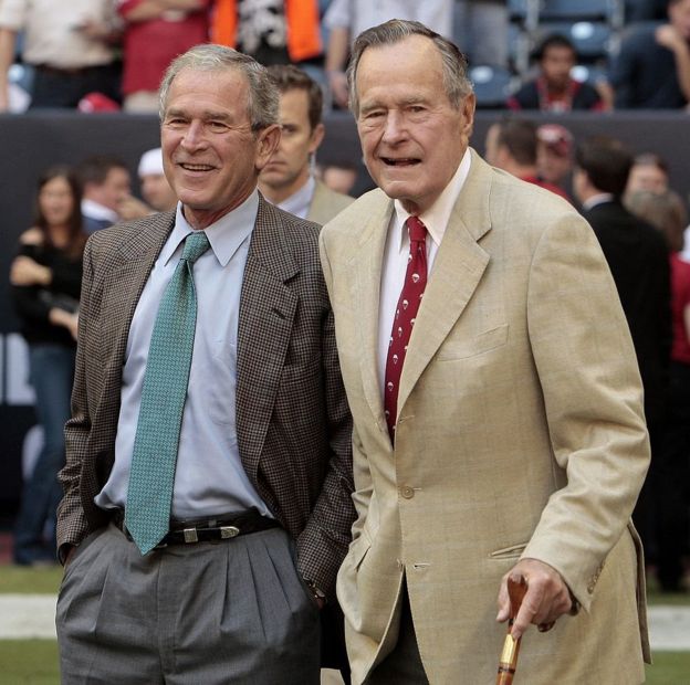 George H. W. Bush y su hijo George W. Bush.