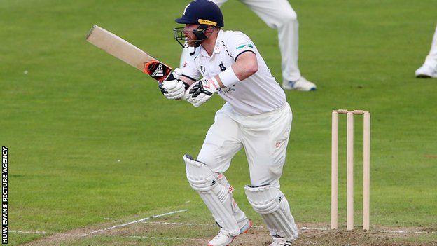 Ian Bell hit an important half-century for Warwickshire in his final game before retirement