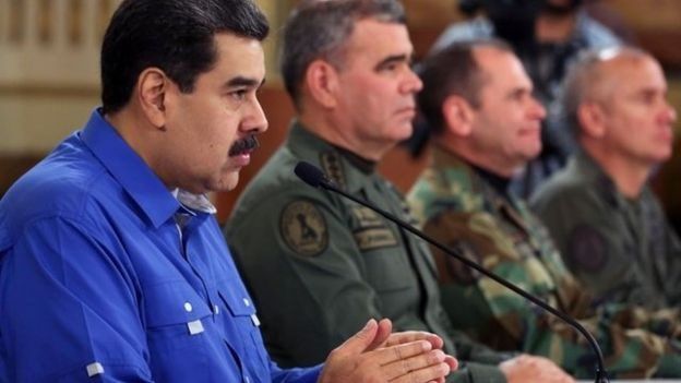 Maduro habló acompañado del ministro de Defensa, el general Vladimir Padrino; el jefe de la Constituyente, Diosdado Cabello, y varios miembros del alto mando militar.