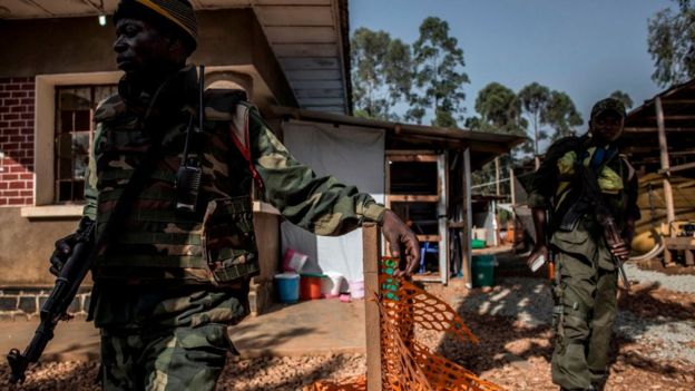 Soldados hacen guardia dentro de un Centro de Tratamiento del Ébola (ETC) en Butembo.