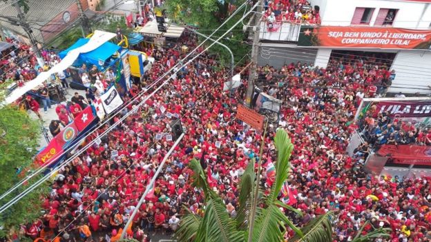 Pessoas aguardam discurso de Lula em São Bernardo