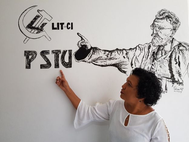Vera Lúcia Salgado, candidata presidencial do PSTU, em frente a um desenho de Trotsky na sede da legenda