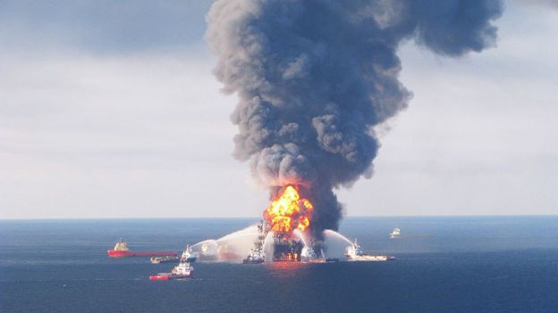 سکوی نفتی دیپ واتر هورایزون در آتش