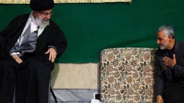 رهبر ایران بالاترین نشان افتخار را به قاسم سلیمانی اعطا و او را "شهید زنده" خوانده بود