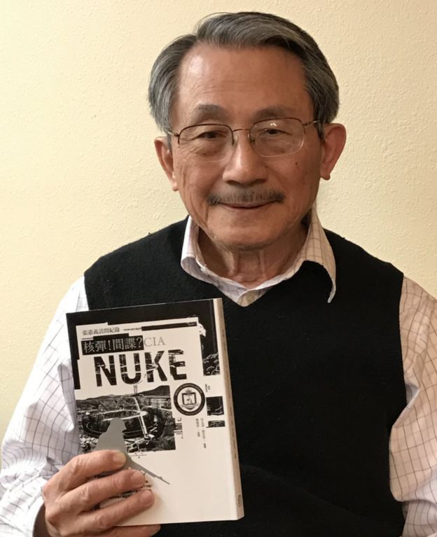 Foto de Chang Hsien-yi con su libro