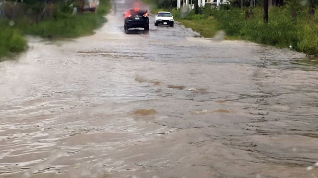 Calles inundadas en Saint John, Antigua y Barbuda