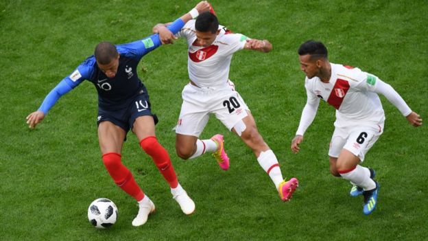 El partido está muy disputado entre Perú y Francia en los primeros minutos.