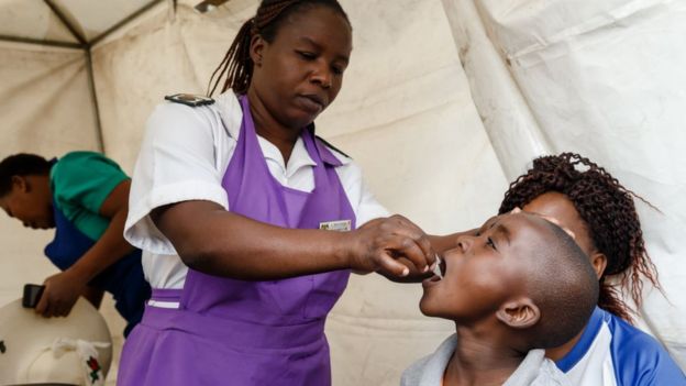 Un personnel médical zimbabwéen administre à un jeune garçon un vaccin contre le choléra à la suite d'une épidémie mortelle dans la capitale du pays, Harare.