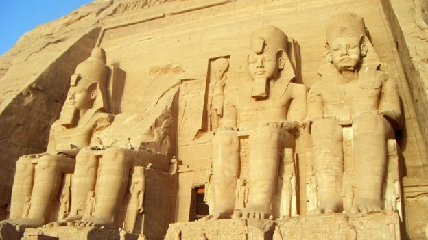 Estátuas do faraó Ramses 2º no templo de Abu Simbel, no Egito
