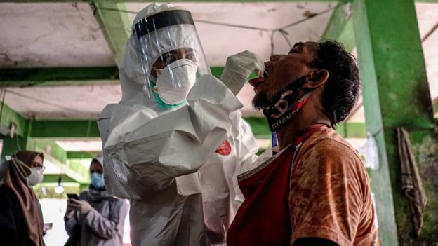 Petugas mengambil sampel cairan dari hidung dan tenggorokan pedagang saat mengikuti swab test di Pasar Pagi, Kota Pangkalpinang, Kepulauan Bangka Belitung, Kamis (11/06).