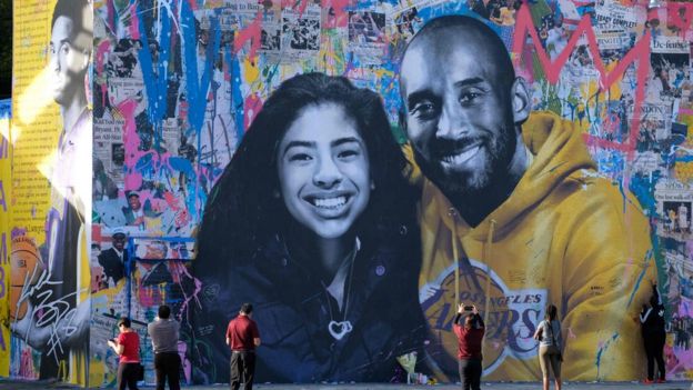 Un mural de Kobe Bryant junto a su hija Gianna.