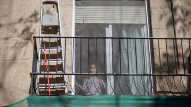 طفلة في إسبانيا في الحجر المنزلي