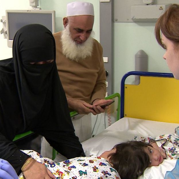 Família de Safa e Marwa ao lado das meninas em hospital em Londres