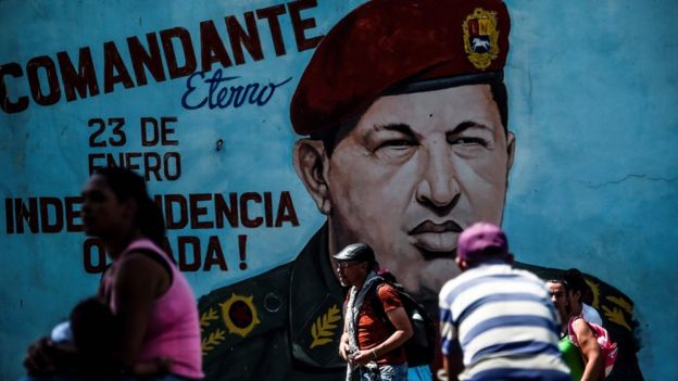 Painel com o rosto de Hugo Chávez em Caracas, Venezuela, em 29 de janeiro