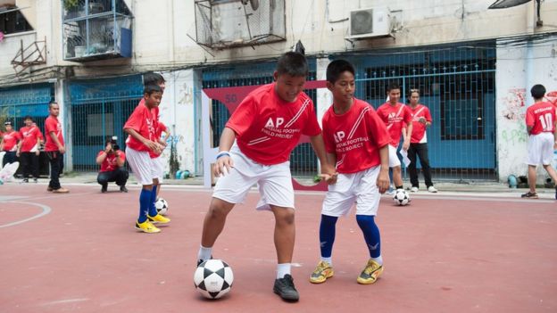 NiÃ±os jugando en cancha asimÃ©trica