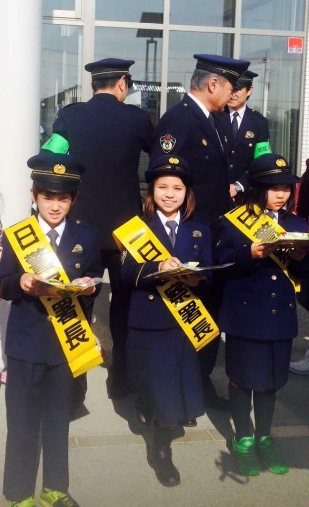 Niños japoneses en un evento organizado por la policía.