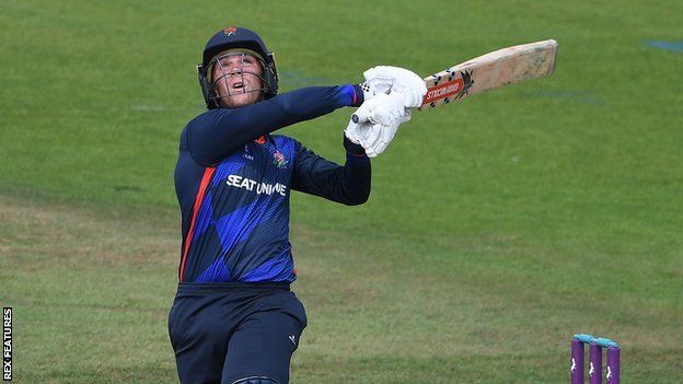 Lancashire's George Lavelle hit three sixes in a superb 61 off 34 balls at Blackpool to see his side home against Northants
