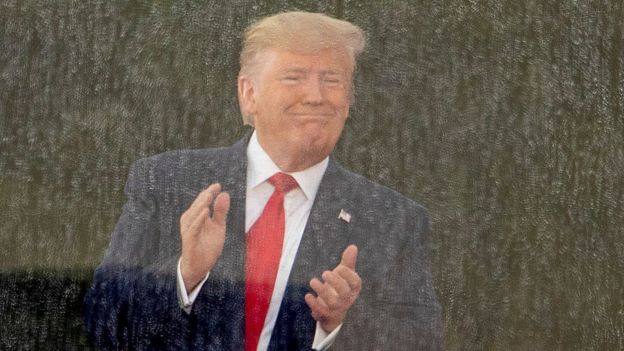 Donald Trump aplaudiendo en Washington DC