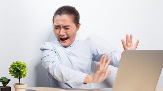 Mujer usando una computadora