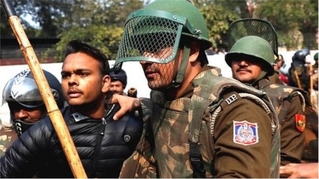 জামিয়ার ছাত্রছাত্রীরা তখন আজ মোহনদাস করমচাঁদ গান্ধীর প্রয়াণ দিবসে তার সমাধিস্থল রাজঘাট অভিমুখে মিছিল করে যাওয়ার প্রস্তুতি নিচ্ছিলেন