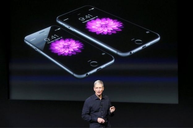 Tim Cook en una presentación de iPhone en 2014.