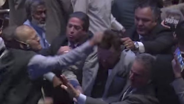 محتجون لأردوغان يتعرضون للضرب