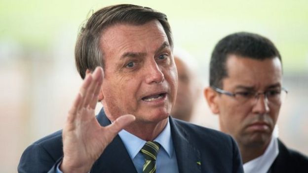 Jair Bolsonaro fala com jornalistas no Palácio da Alvorada, em 25 de março de 2020