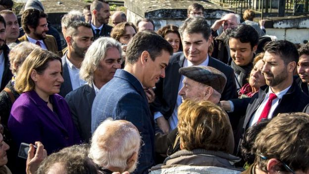 Pedro Sánchez con hijos de españoles exiliados a Francia durante la Guerra Civil española