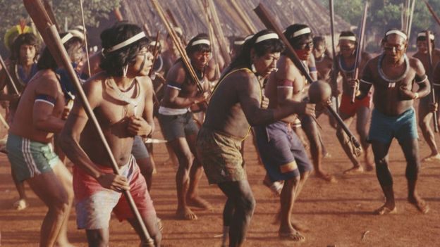 Kayapo'ların törenlerde sergiledikleri bir dans