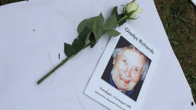 La foto de Gladys Richards, que murió en el hospital en 1998, fue colocada en un tributo frente a la catedral